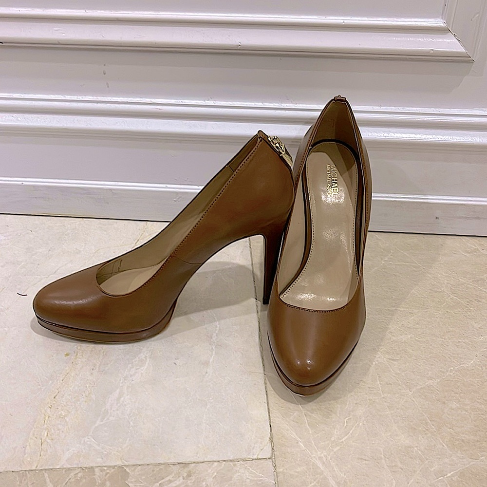 Lightly used in good condition Michel Michelle Cord brown shoes.